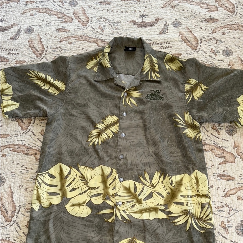 DC CLASSICS Las Vegas Hawaiian print shirt.  EUC size M